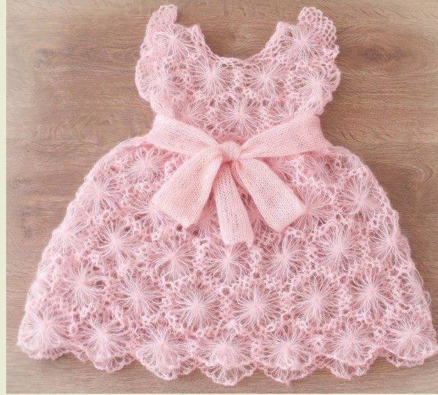 alize iple örülmüş pembe motifli örgü bebek elbise modeli