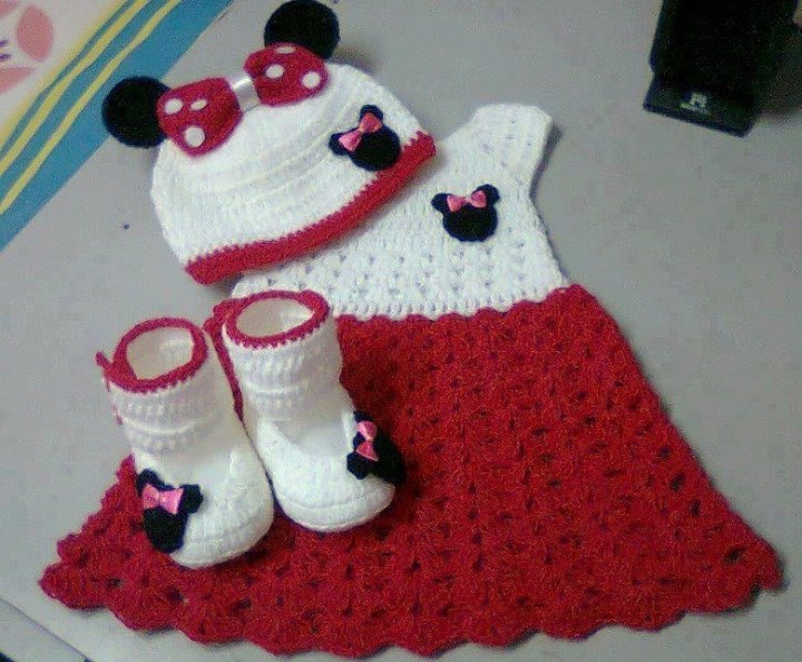 kırmızı beyaz renkli tığ işi örgü bebek elbisesi Örgü