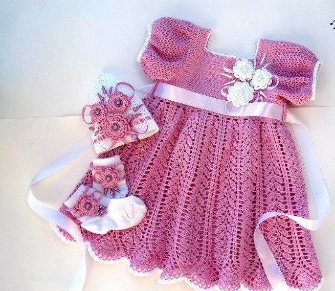 kurdela ile süslenmil kısa kollu pembe örgü bebek elbisesi