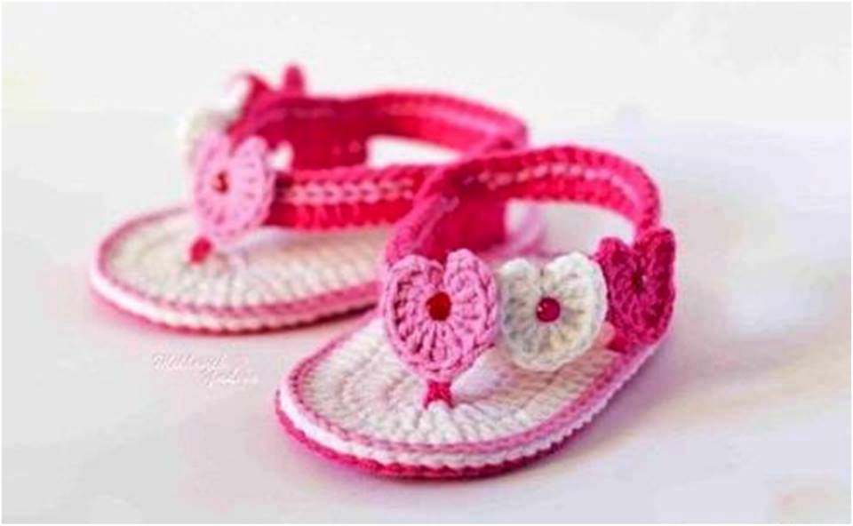 pembe beyaz parmak arası terlik görünümlü örgü bebek