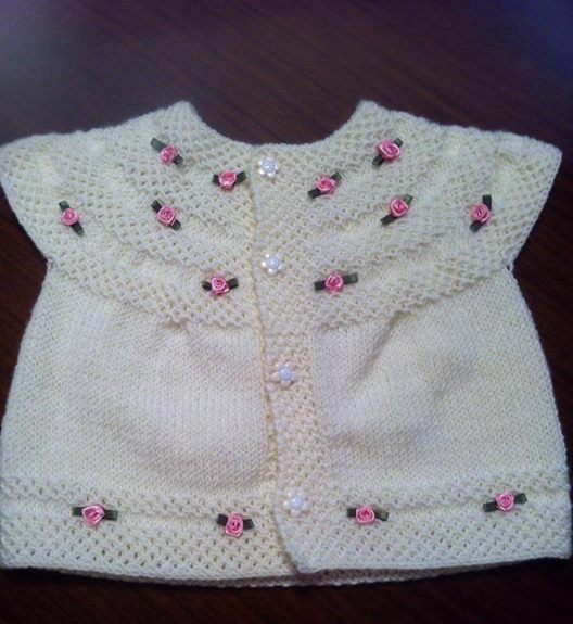 robadan örülmüş gül süslemeli örgü bebek yeleği Örgü