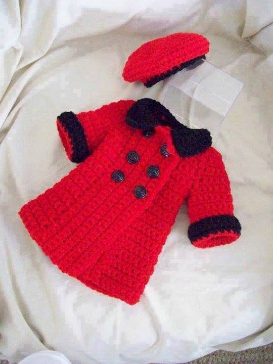 siyah yakalı manto görünümlü kırmızı örgü bebek hırkası