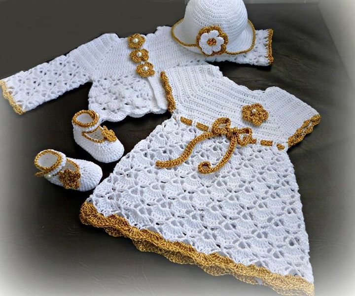 tığ işi bolerosu olan örgü bebek elbisesi ve patiği Örgü