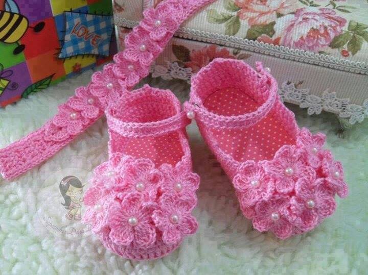 tığ ile örülen inci süslemeli bebek patik örnekleri Örgü