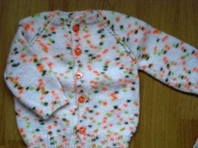 beyaz akıllı ipten örgü bebek hırkası örneği Örgü Dantel