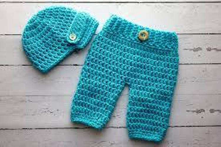 tığ işi mavi renkli örgü bebek pantolon ve bere örneği