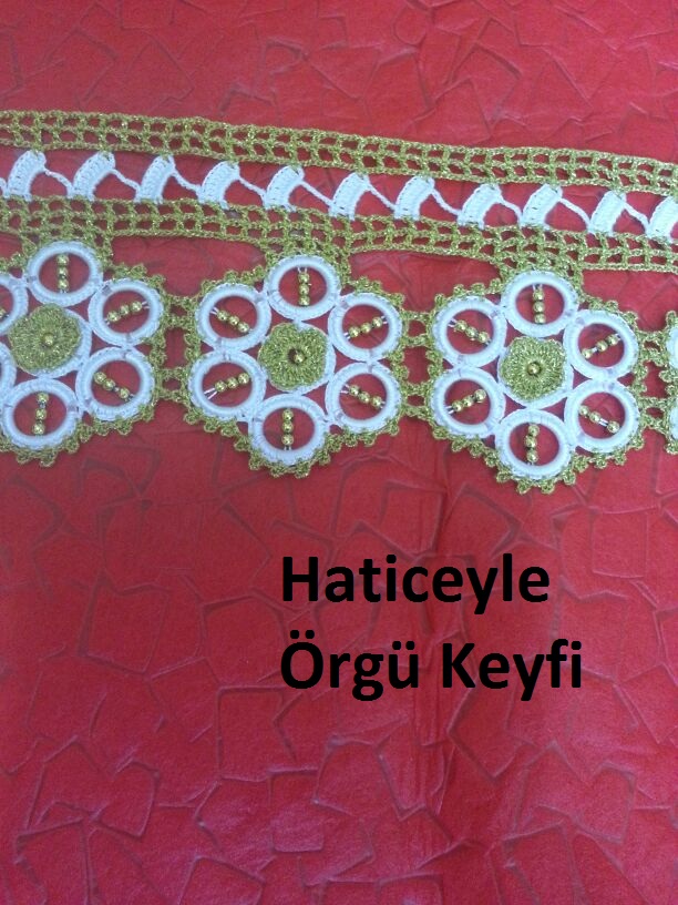 Altın renginde süslenmiş havlu kenarı