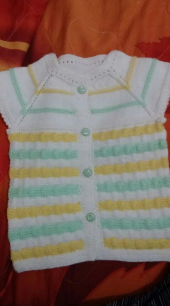 Yakadan başlama renkli bebek yeleği yapımı