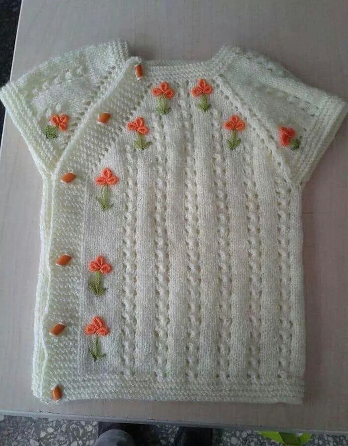 Yakadan başlama çiçek işlenmiş yandan düğmeli yelek yapımı